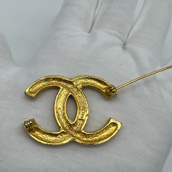 Authentic Chanel vintage gold CC Brooch - Picture 16 of 17
